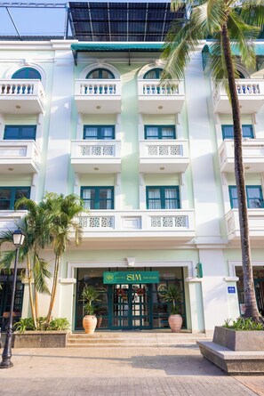 Premium bedding, down comforters, memory foam beds, desk - Herring Beach Hotel Phu Quoc (Duong To)