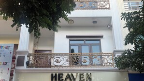A hotel named "HEAVEN" with a sign in both English and Vietnamese. - Heaven Hotel (Vu Ninh)