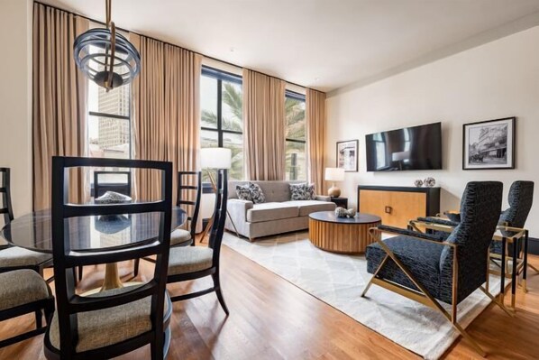 Room - 4BR Group Getaway Walk to French Quarter The Mayfair (New Orleans)