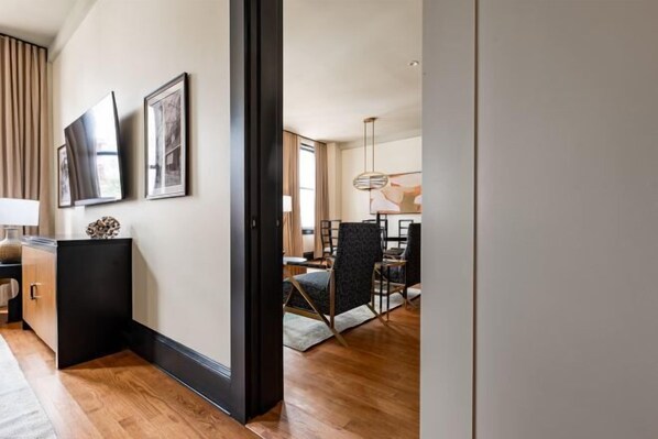 Room - 4BR Group Getaway Walk to French Quarter The Mayfair (New Orleans)