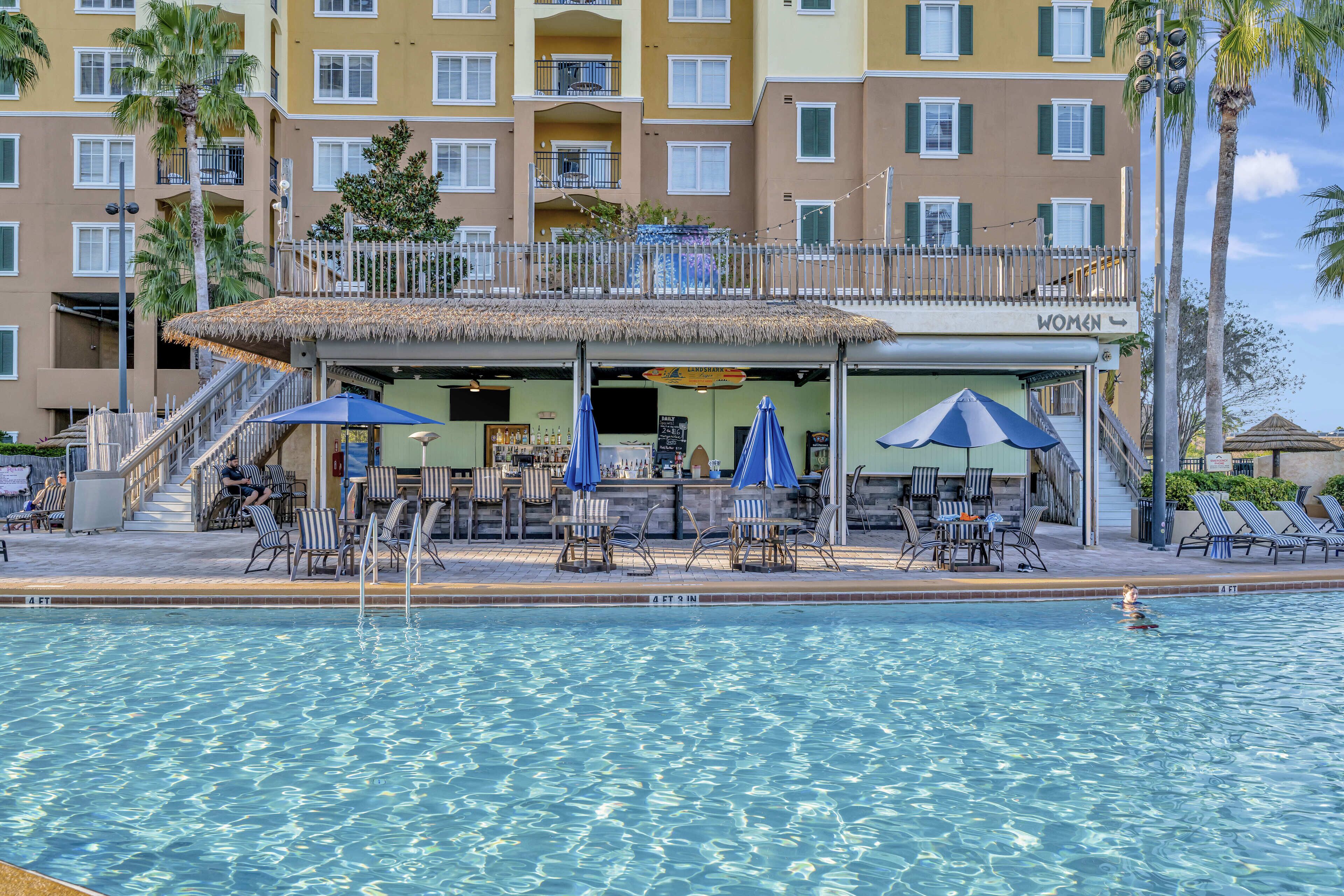 2 Außenpools, geöffnet von 08:00 Uhr bis 22:00 Uhr, Sonnenschirme