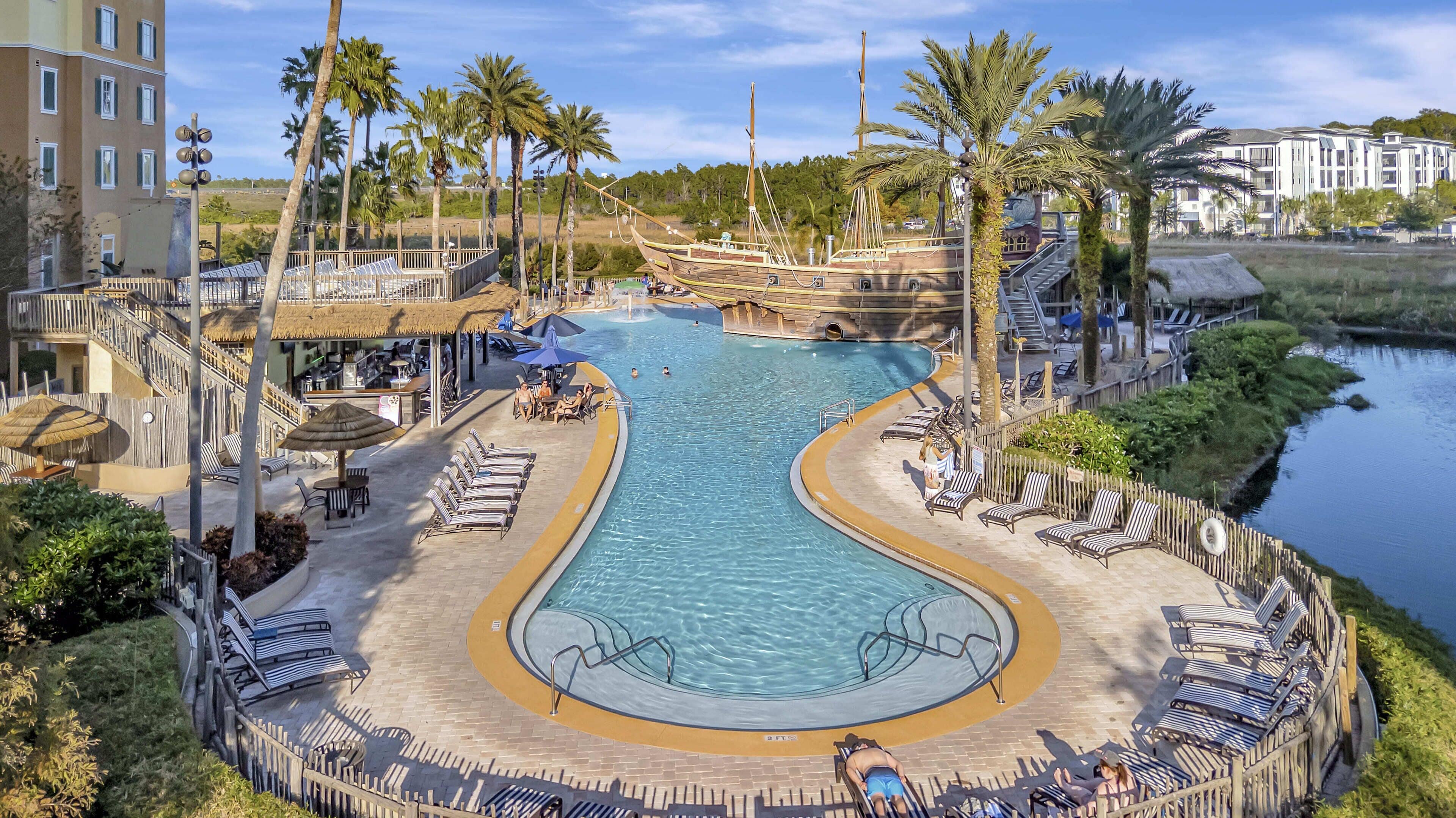 2 Außenpools, geöffnet von 08:00 Uhr bis 22:00 Uhr, Sonnenschirme