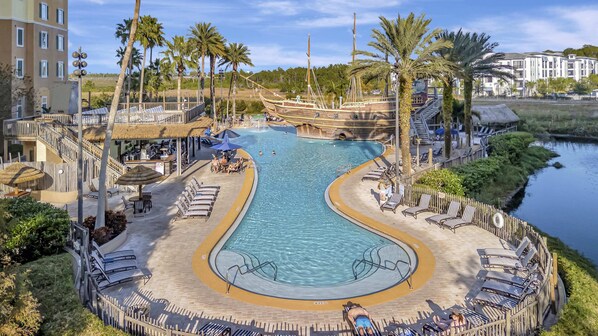 2 albercas al aire libre, sombrillas en la alberca y camastros