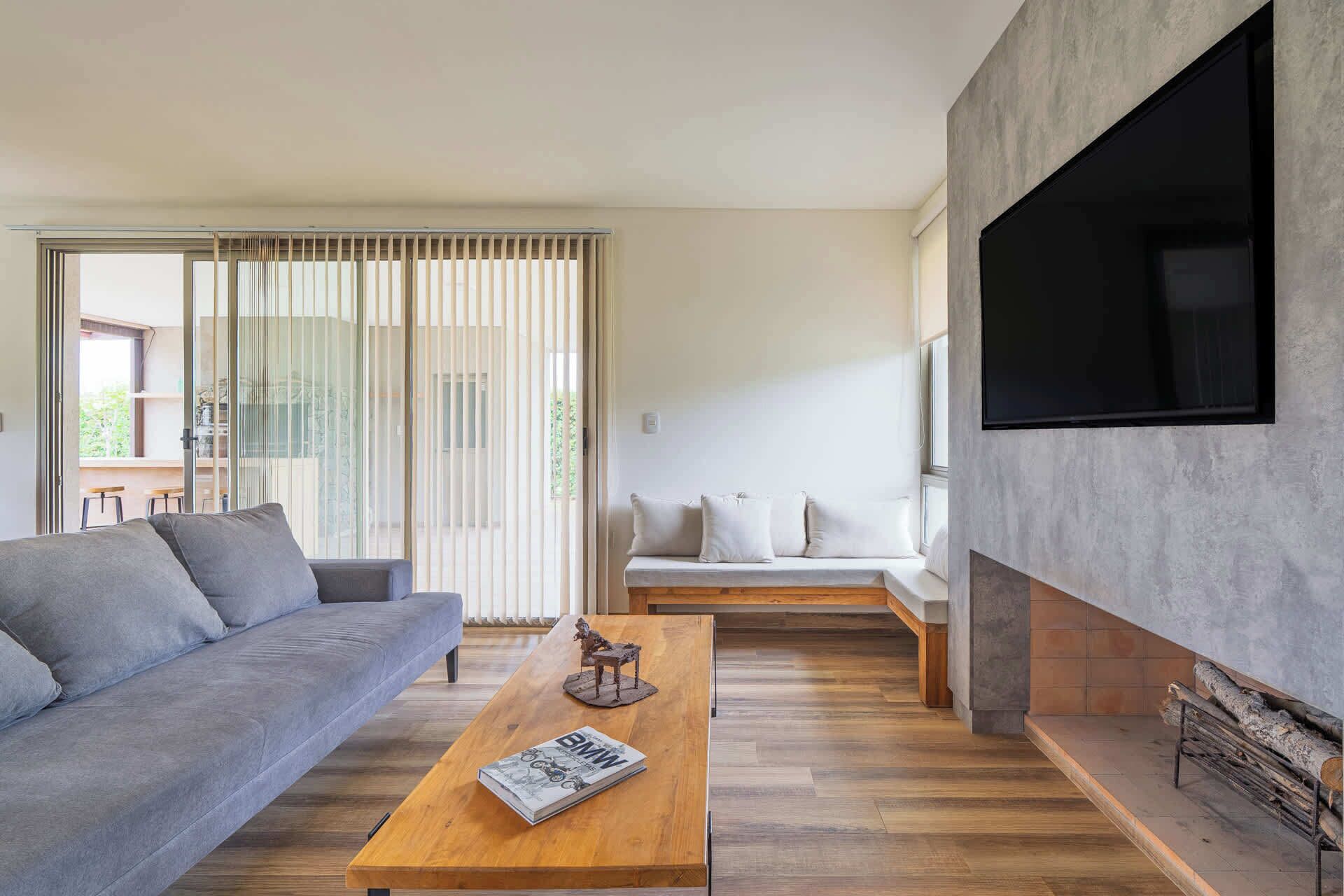 Televisión, chimenea y oficina 