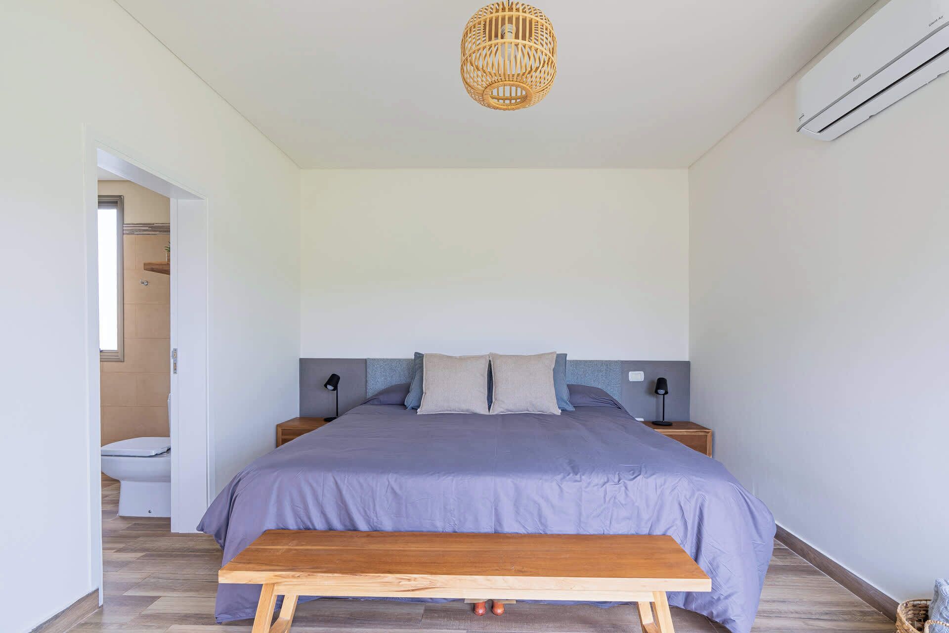 3 bedrooms, desk, WiFi, bed sheets