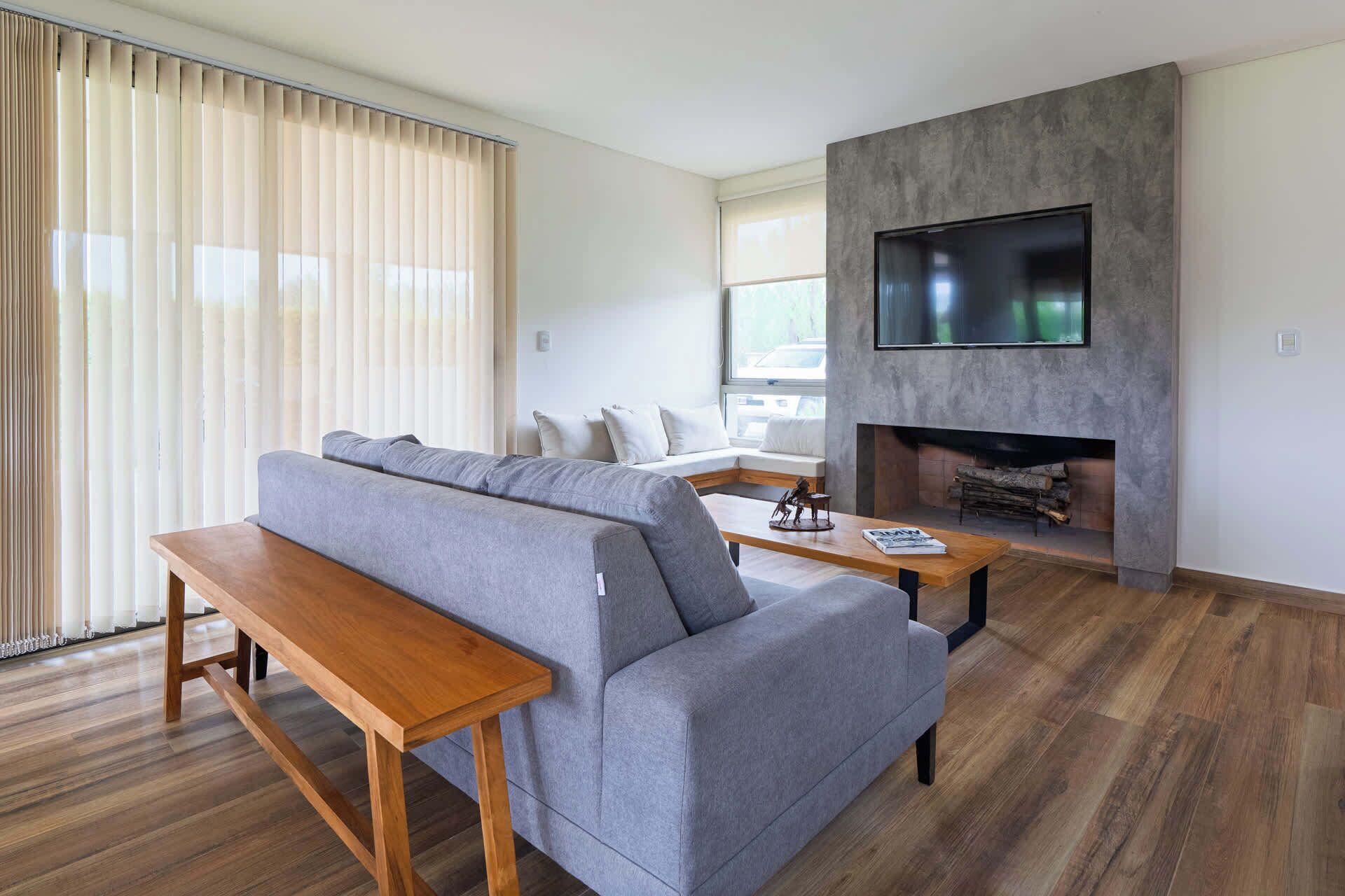 Televisión, chimenea, oficina