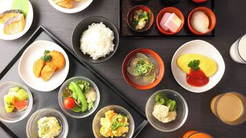 Petit déjeuner buffet (3000 JPY par personne)