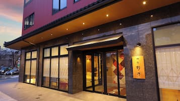 Fachada de la propiedad