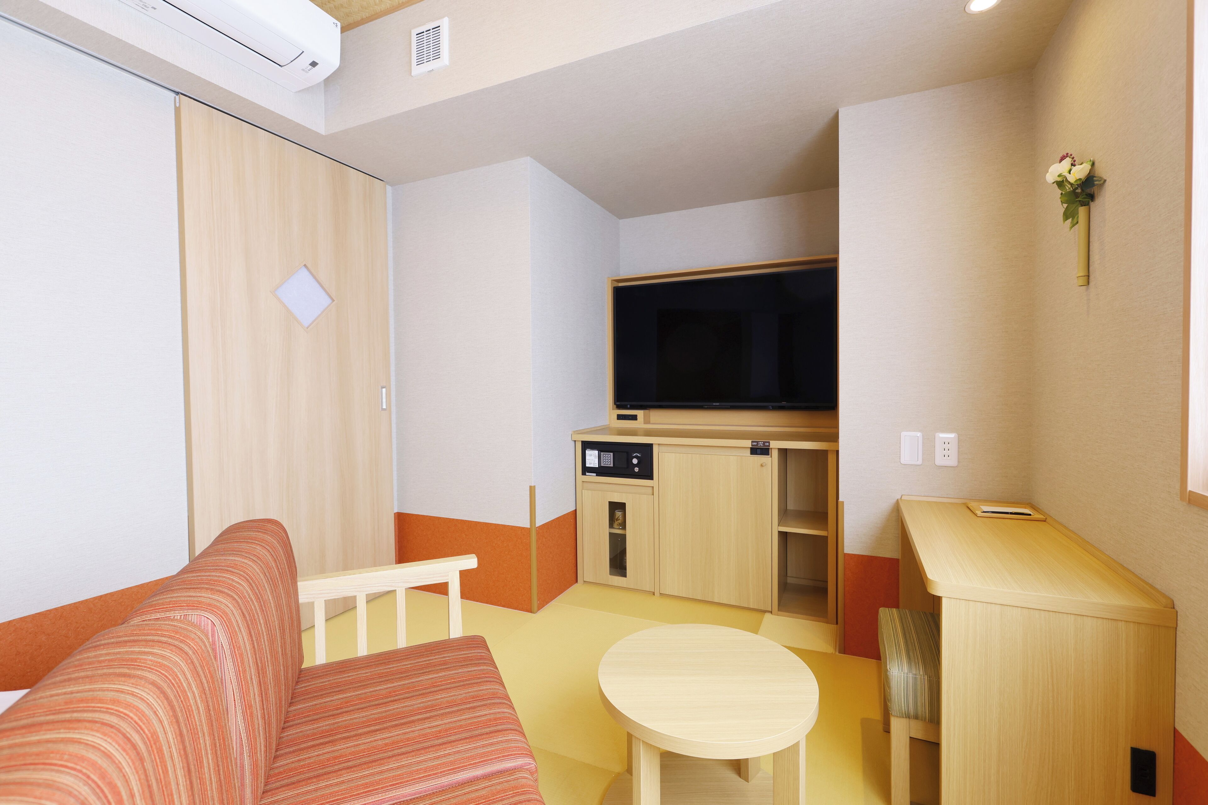 Coffres-forts dans les chambres, fer et planche à repasser