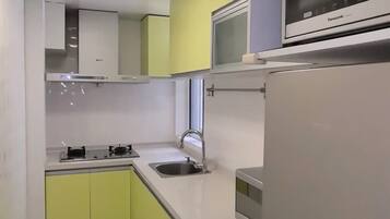 Deluxe Suite, City View | Private kitchen