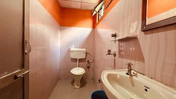 Double Room, Balcony, Mountain View | Bathroom | Towels, soap, shampoo, toilet paper