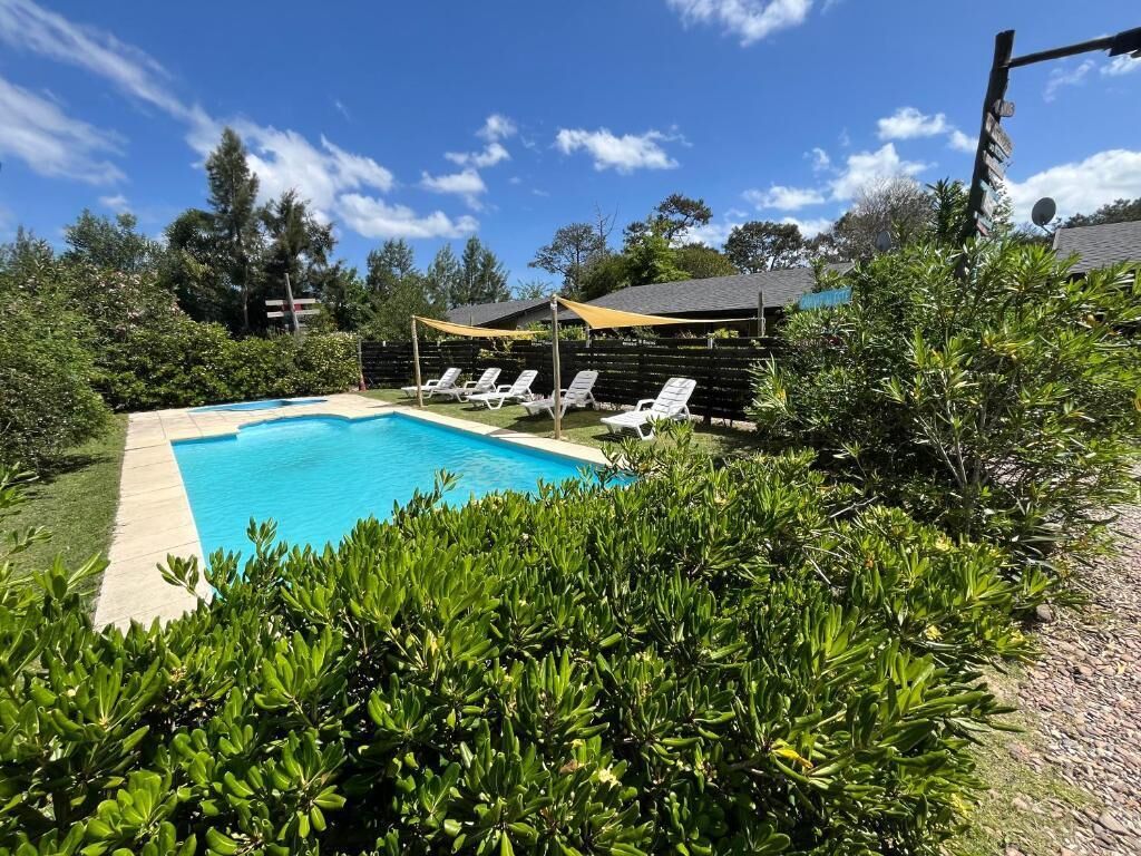 Una piscina al aire libre de temporada