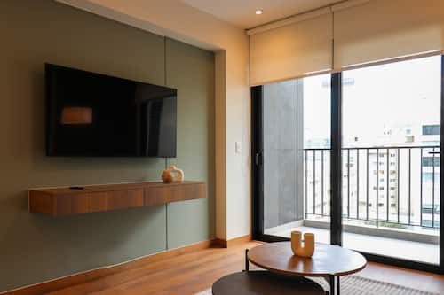 Apartament (704) | Sala d'estar | Televisor intel·ligent de 43 polzades amb canals digitals