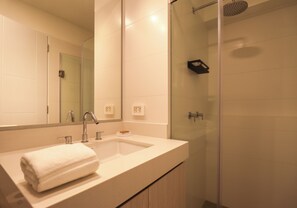 Apartment (1008) | Bathroom | Shower, rainfall showerhead, heated floors, towels - Schell by Wynwood House (Lima)