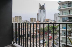 Apartment (402) | Balcony - Schell by Wynwood House (Lima)
