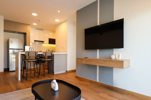 Apartament (1003) | Sala d'estar | Televisor intel·ligent de 43 polzades amb canals digitals
