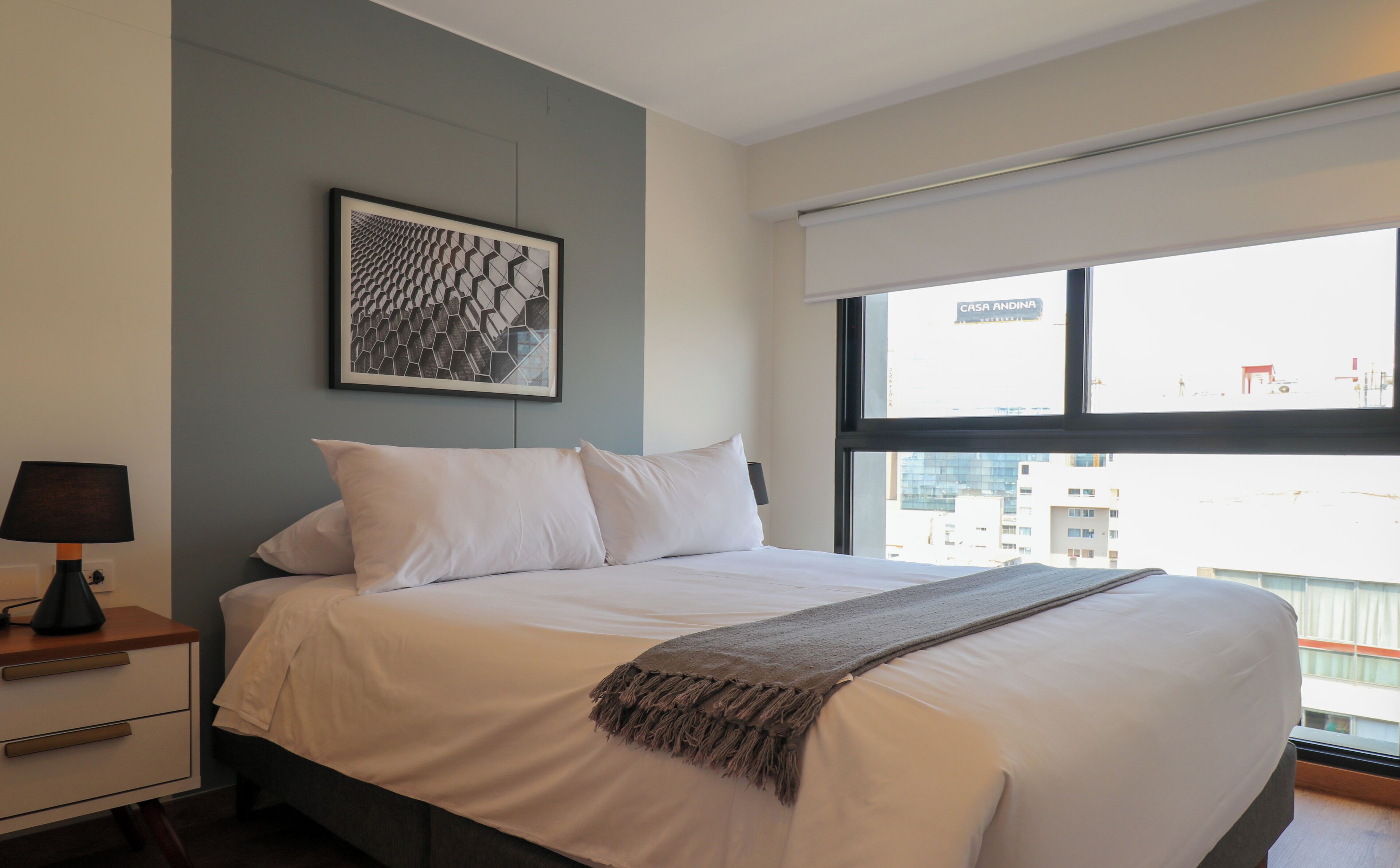 Tabla de planchar con plancha, wifi gratis y ropa de cama 