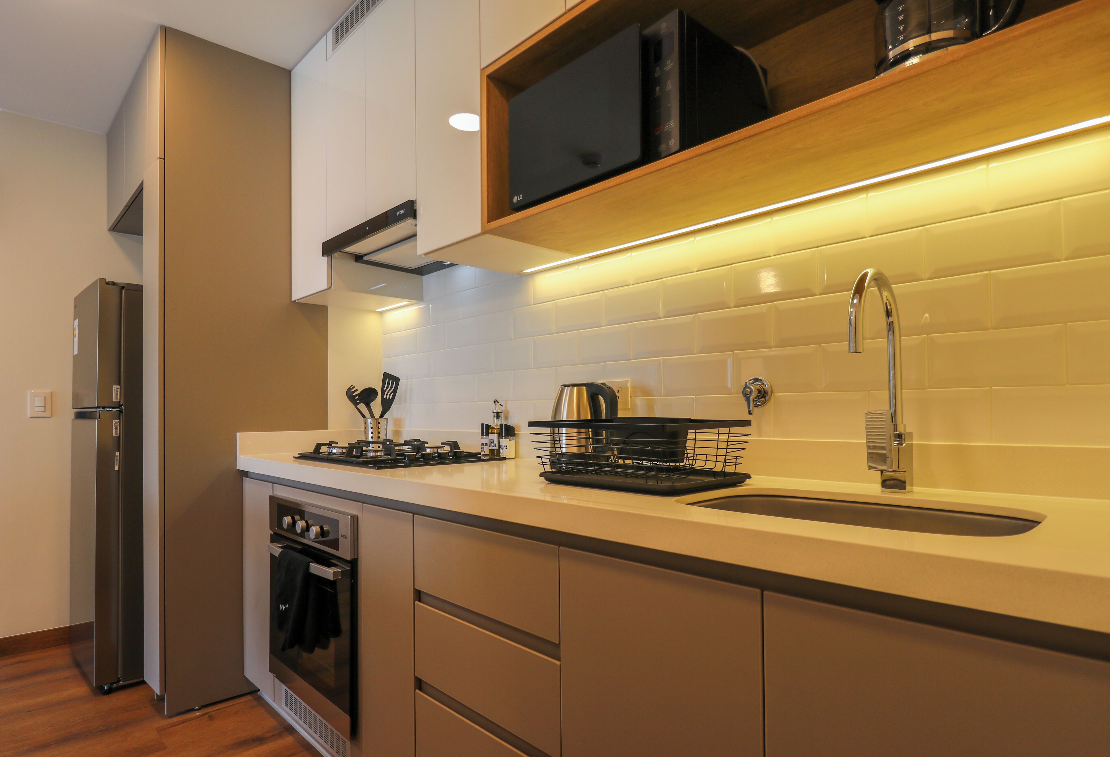 Refrigerador con freezer, microondas, horno, cafetera/tetera