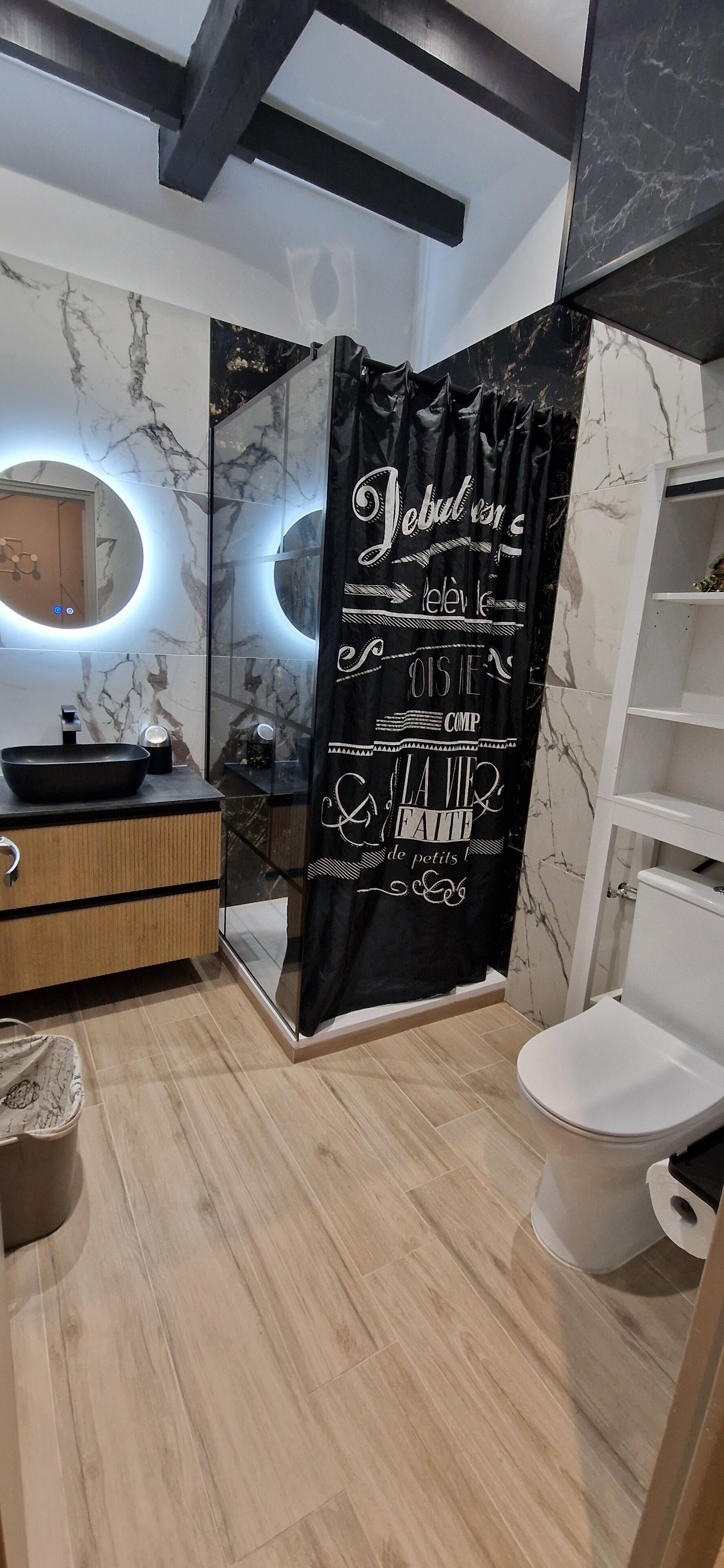 Douche, sèche-cheveux, serviettes fournies, savon