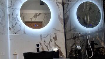 Dusche, Haartrockner, Handtücher, Seife