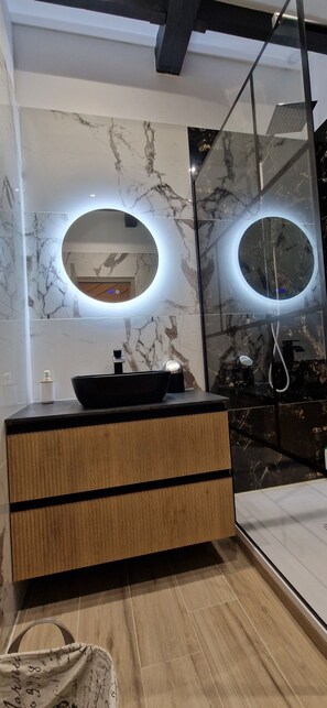 Ducha, secador de pelo, toallas, jabón