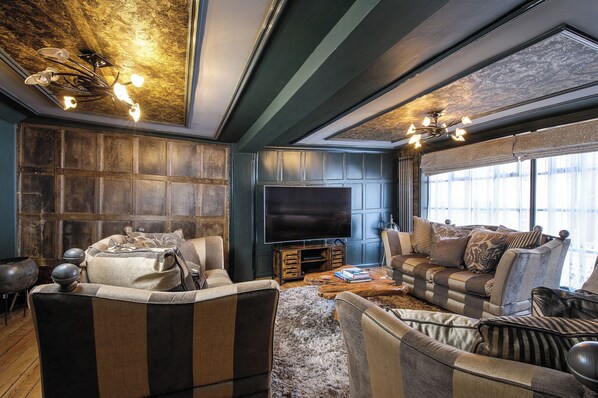 TV - Luxury Rock & Roll Suite in Manor House (Saffron Walden)
