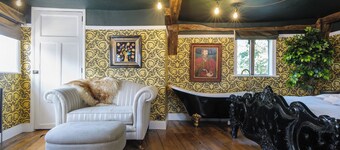 Luxury Rock & Roll Suite in Manor House