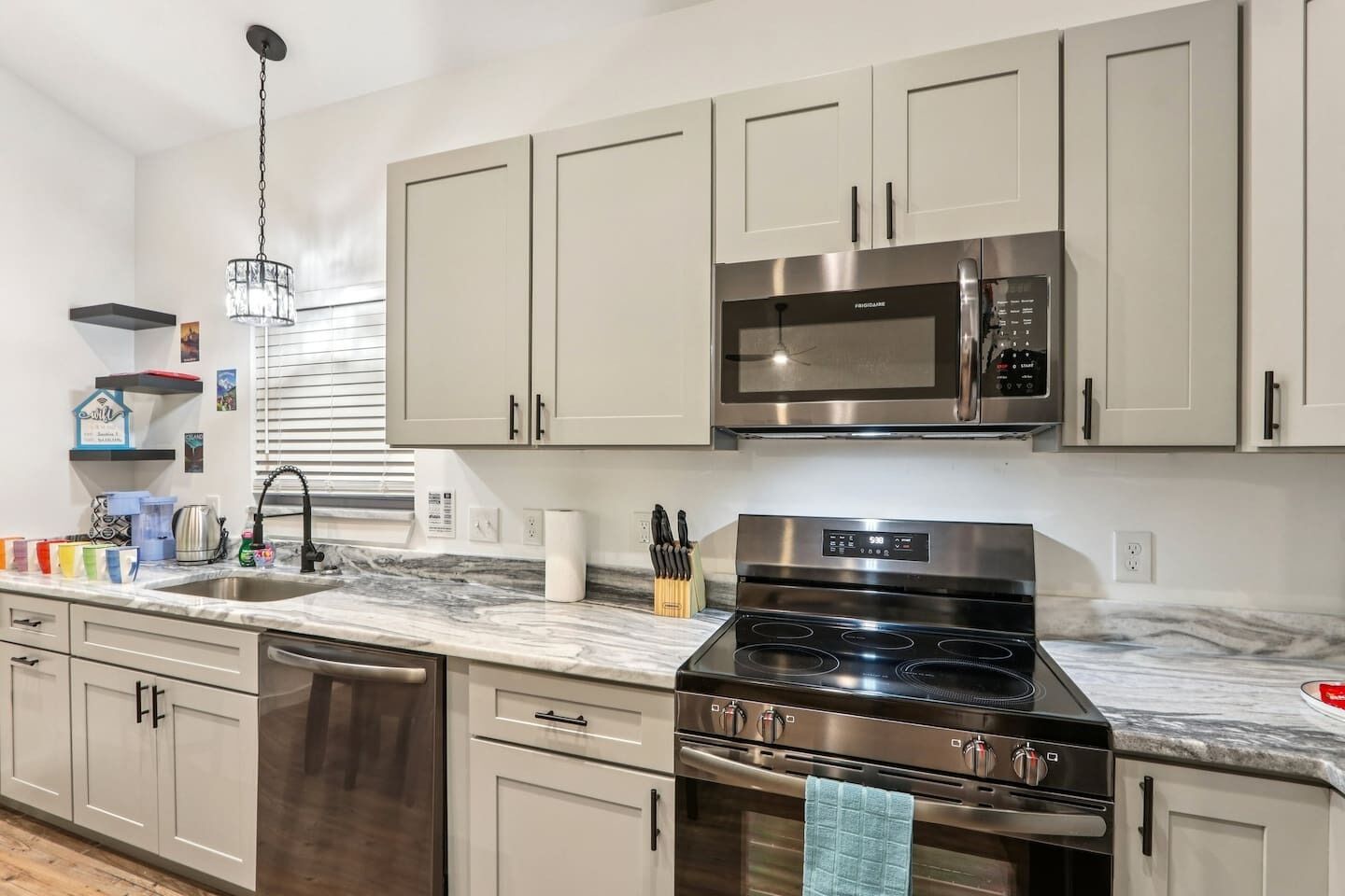 Refrigerador, microondas, horno, placa de cocina