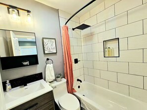 Haartrockner, Handtücher, Seife, Toilettenpapier