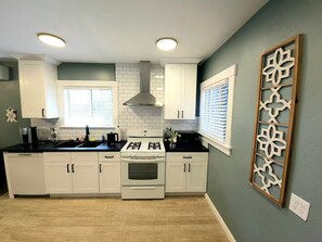 Mikrowelle, Ofen, Herdplatte, Geschirrspüler