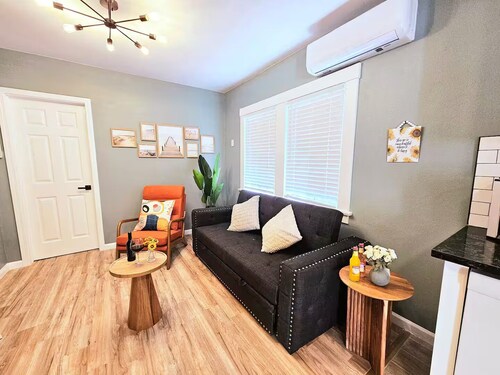 Bright Bungalow steps from Caltech & PCC, Close to the Rose Bowl, Kingsize Bed!