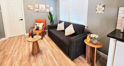 Bright Bungalow steps from Caltech & PCC, Close to the Rose Bowl, Kingsize Bed!