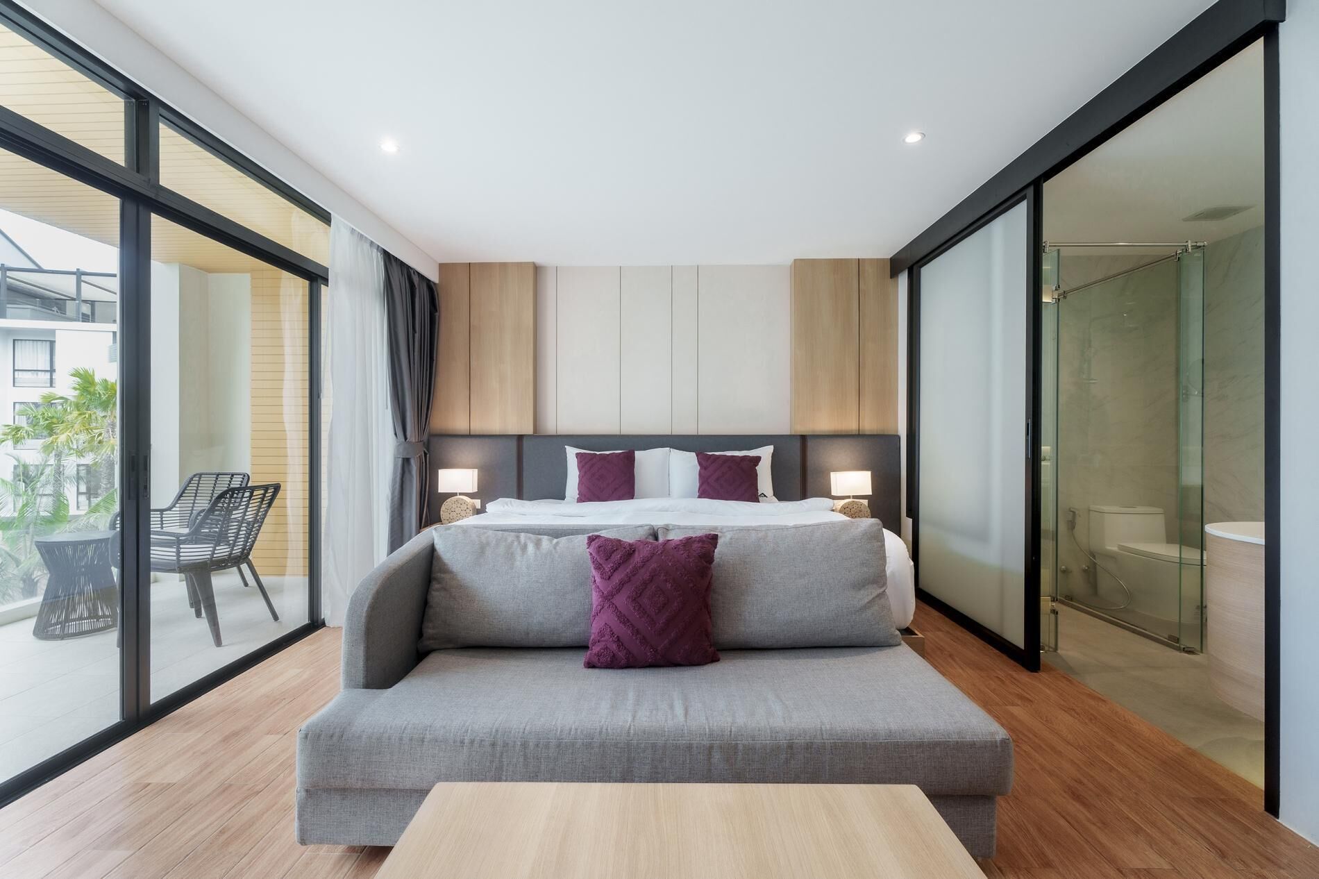 Tabla de planchar con plancha, wifi y ropa de cama 