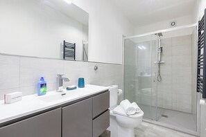 Een douche, een haardroger, handdoeken