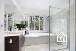 Shower, hair dryer, towels, soap - Nautilus Rise *1 NIGHT FREE* Panoramic Bay & Coastal Views (Rye)