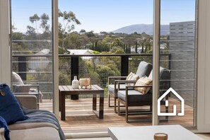 Smart TV, chimenea y tenis de mesa 