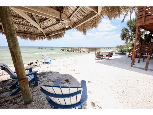 Snapper 1  bedroom ground unit in a beach lodge in charming Bokeelia pine island