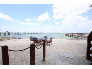 Outdoor dining - Snapper 1 bedroom ground unit in a beach lodge in charming Bokeelia pine island (Bokeelia)