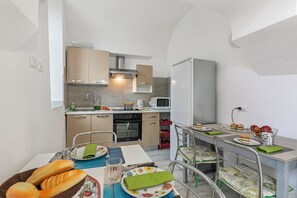 Frigorifero, forno, piano cottura, pentole/stoviglie/utensili