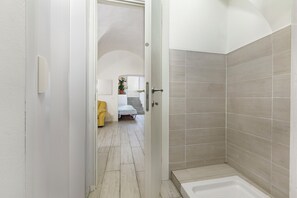 Doccia, asciugacapelli, bidet, asciugamani