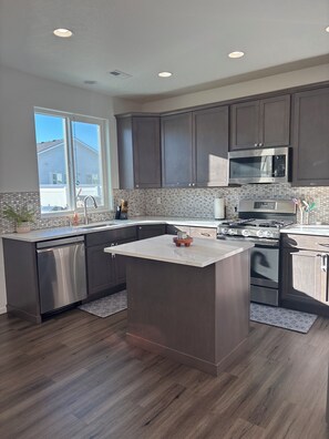 Private kitchen - Bright & Cozy 3BR Home Near Casino, Airport & Spokane Fun (Airway Heights)