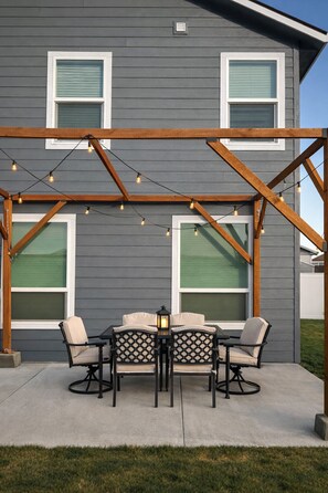 Outdoor dining - Bright & Cozy 3BR Home Near Casino, Airport & Spokane Fun (Airway Heights)