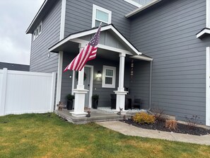 Exterior - Bright & Cozy 3BR Home Near Casino, Airport & Spokane Fun (Airway Heights)