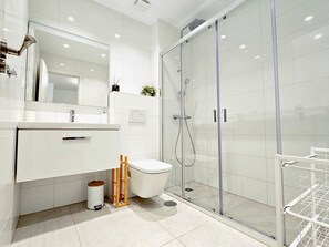 Hair dryer, towels - Maestranza Oasis Marbella by Lica Homes (Marbella)