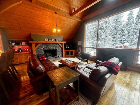 TV, fireplace. Creekside Family Hideout @ KHMR - Ski in/Ski Out