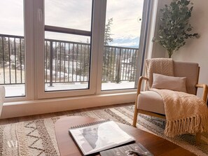 TV - Oso Skyview Suite - DT modern 2 bed, 2 bath (Golden)