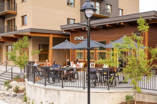 Oso Skyview Suite - DT modern 2 bed, 2 bath