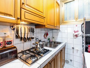 Frigorifero, microonde, forno, pentole/stoviglie/utensili