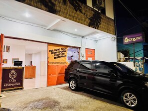 Vista frontal de la propiedad