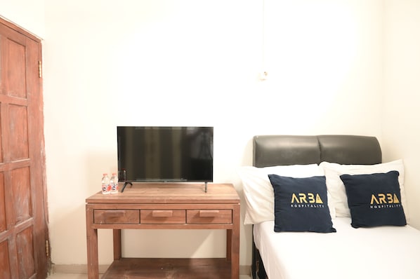 Desk, free WiFi, bed sheets - CQA Living TANA 1 By ARBA (Kediri)